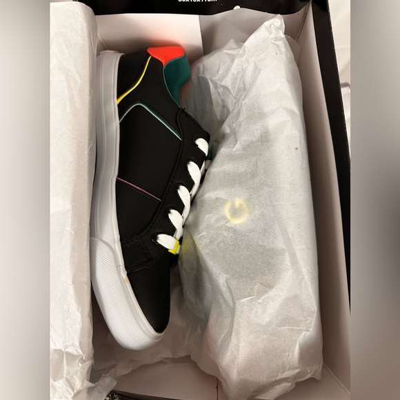 GBG Los Angeles Omera Woman’s Black Faux Leather Sneaker 6 1/2 M New in box ! - Picture 9 of 10